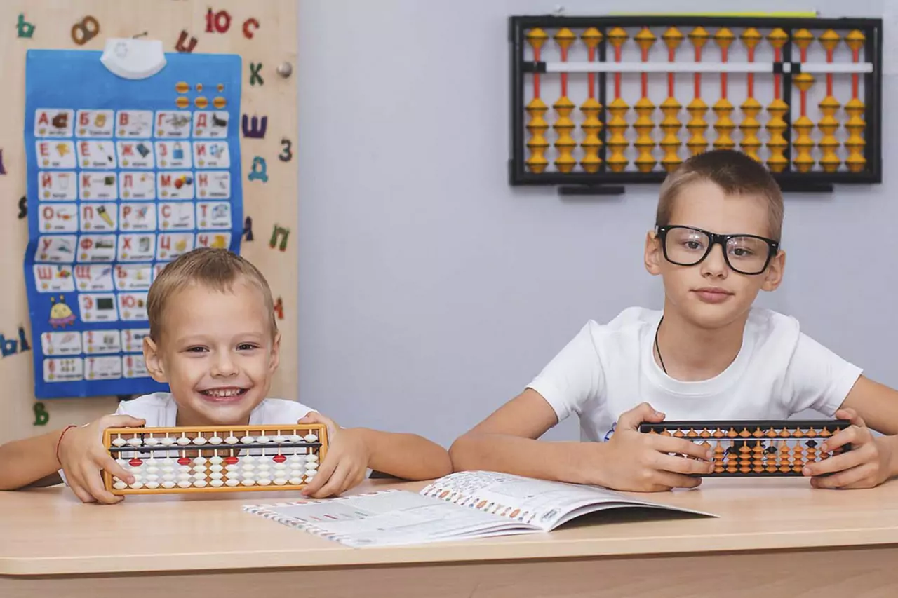 Dziecko rysujące postacie z kreskówek